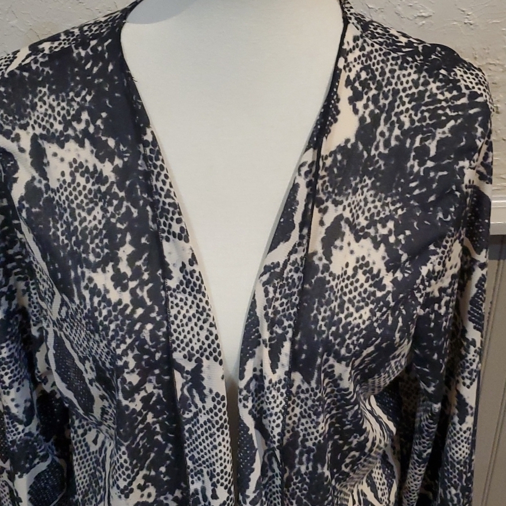 L&B. Shrug - Picture 2 of 7